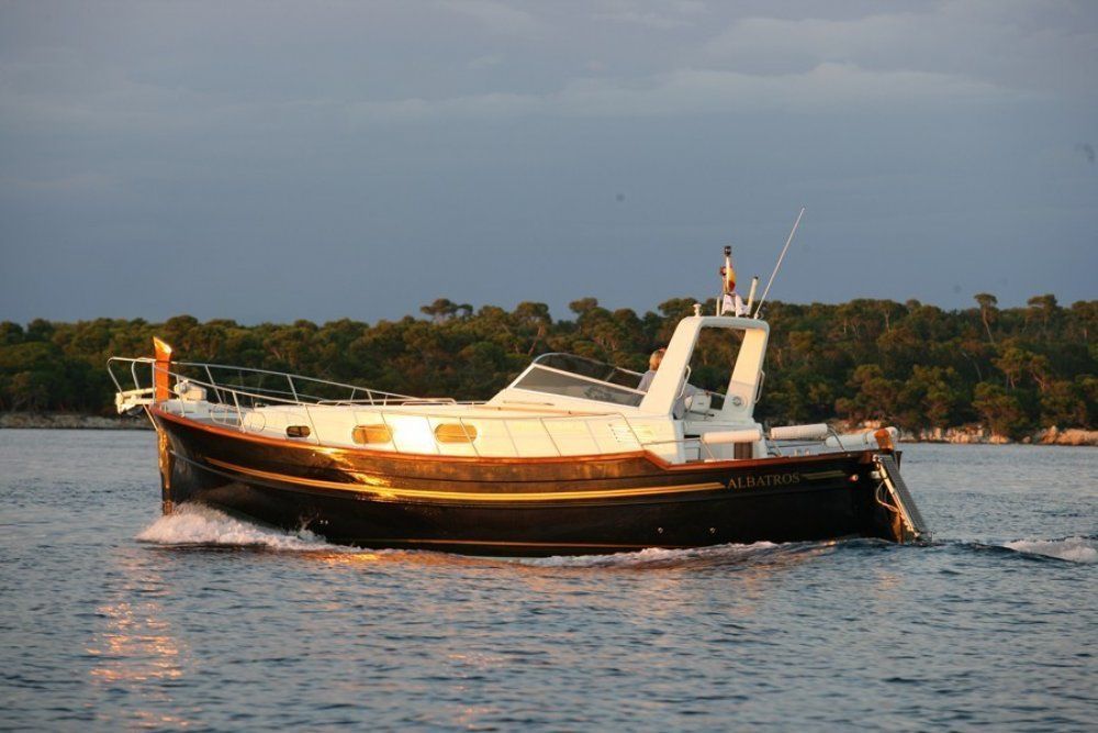 Charter yacht menorquin 120 open 2 double cabins up to 12 guests for day charters menorca